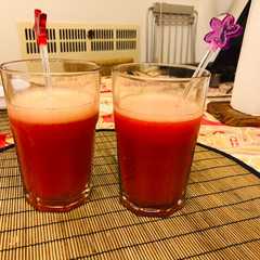 Una foto de Trago con vodka y frutillas 🍓🍓🍓🍓 soy #keto y muy de vez en cuando me doy el gusto