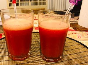 Una foto de Trago con vodka y frutillas 🍓🍓🍓🍓 soy #keto y muy de vez en cuando me doy el gusto