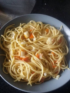 Una foto de Spaguetis con palitos de cangrejo