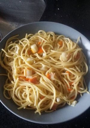 Una foto de Spaguetis con palitos de cangrejo
