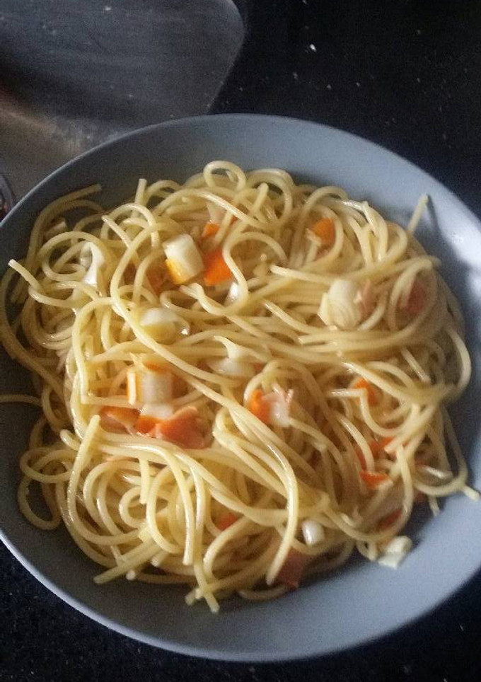 Una foto de Spaguetis con palitos de cangrejo