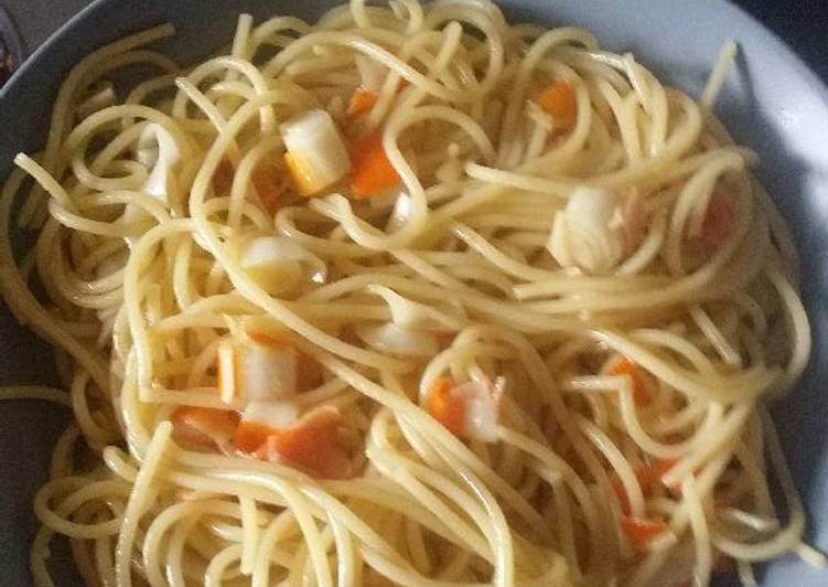 Spaguetis con palitos de cangrejo
