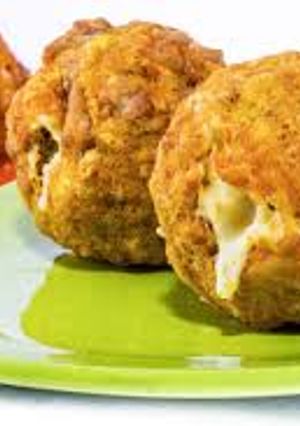 Una foto de Bolones con salsa súper fáciles