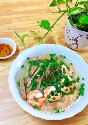 A picture of Banh Canh with Fish Cake, Shrimp, and Garlic Chives.