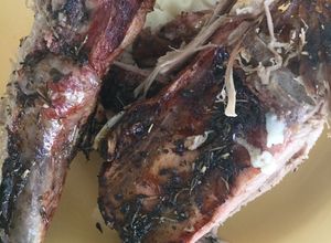 Una foto de Costillar de Cerdo Marinado con Salsa de Soja, Humo líquido, Tomillo, Romero con Puré de Papas