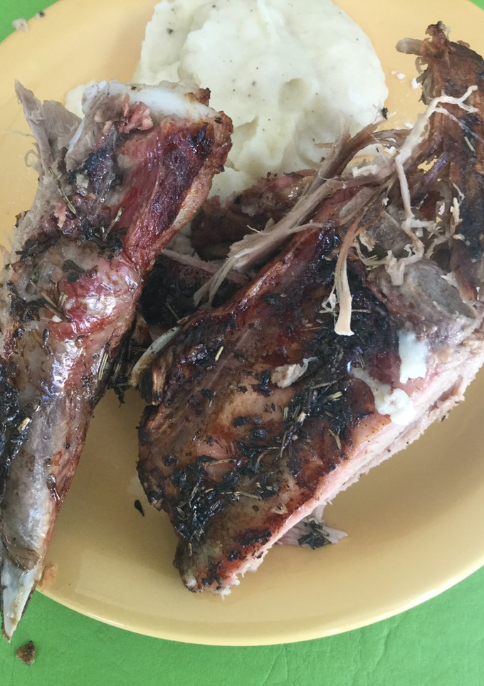 Una foto de Costillar de Cerdo Marinado con Salsa de Soja, Humo líquido, Tomillo, Romero con Puré de Papas