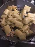 Paccheri al pesto di olive e gamberetti 🙃