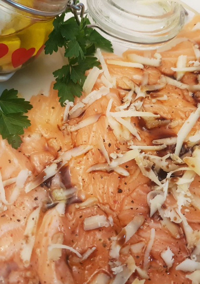 Una foto de Marinado de salmón con queso aromatizado