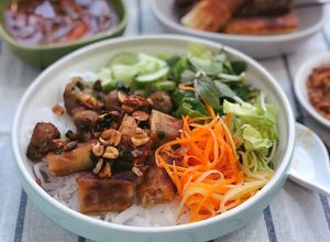 Hình của món Bún thịt nướng chả giò.