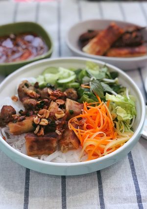 Hình của món Bún thịt nướng chả giò.