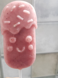 Una foto de Helado de banana y frutilla con leche de avena y coco