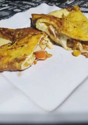 Una foto de Omelette de cebollas caramelizadas, zanahoria y choclo..