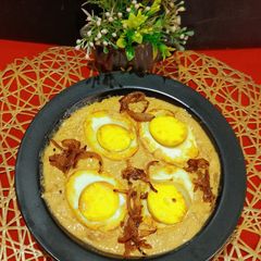 A picture of Dim Posto / Egg Curry With Poppy Seeds.