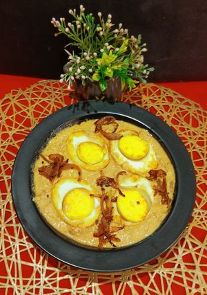 A picture of Dim Posto / Egg Curry With Poppy Seeds.