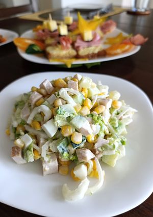 Фото Салат з пекінською капустою, куркою, яйцями, кукурудзою 🥗.
