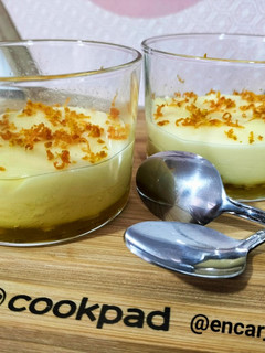 Una foto de Cuajada de naranja con caramelo y almendra