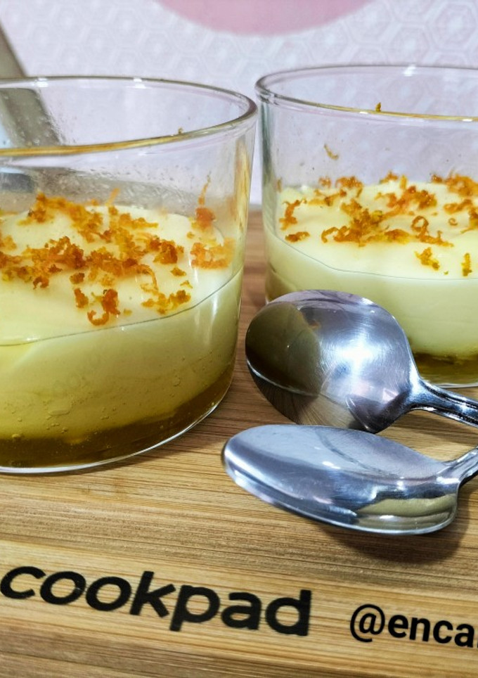 Una foto de Cuajada de naranja con caramelo y almendra