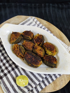 कच्चे आम वाले भरवां करेले (kachhe aam wale bharwan karele recipe in hindi) रेसिपी मुख्य फोटो