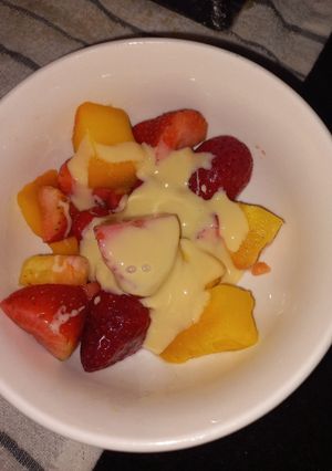 Una foto de Frutas con leche condensada