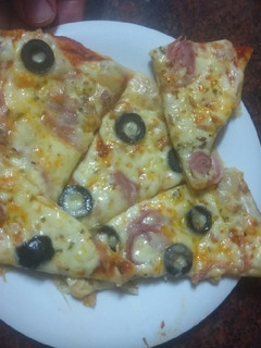 Una foto de Pizza de jamón y aceitunas negras sencilla
