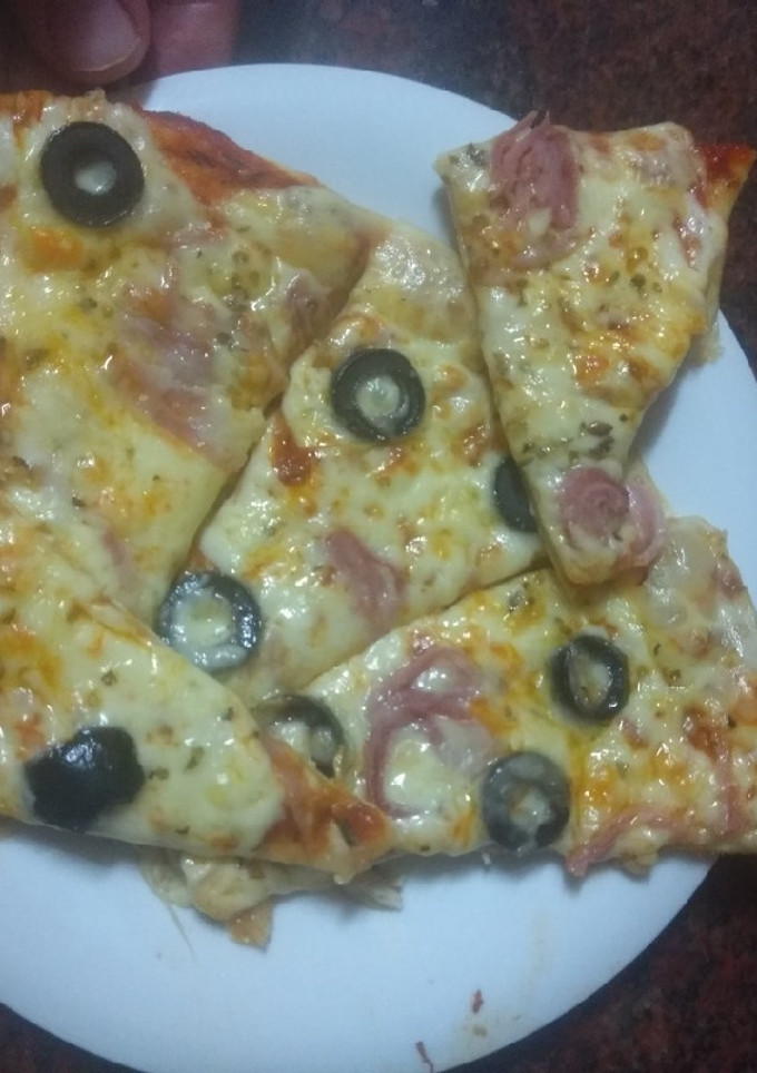 Una foto de Pizza de jamón y aceitunas negras sencilla