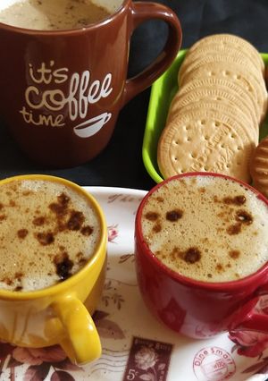 क्रिमी घट्ट फेसाळलेली काॅफी (creamy coffee recipe in marathi) रेसिपी चे मुख्य फोटो 