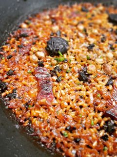 Una foto de Arroz de butifarra negra, panceta y habitas