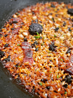Una foto de Arroz de butifarra negra, panceta y habitas