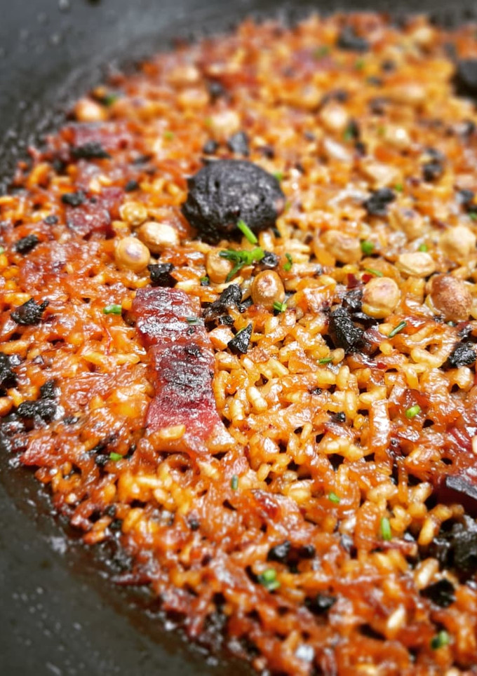 Una foto de Arroz de butifarra negra, panceta y habitas