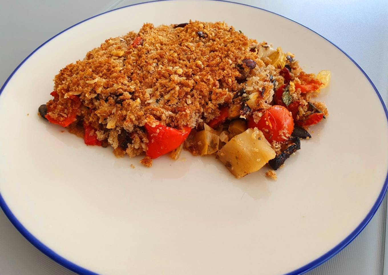 Manjar de verduras mediterráneas con costra crujiente
