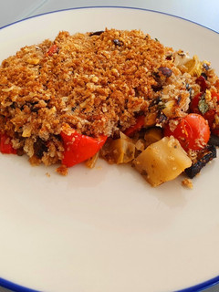 Una foto de Verduras mediterráneas con costra crujiente