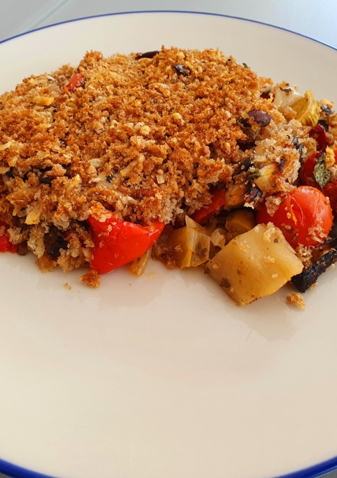 Una foto de Verduras mediterráneas con costra crujiente