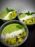 Helado en tarrinas de plátano piña kiwi manzana