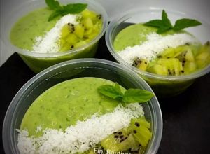 Foto principal de Helado en tarrinas de plátano piña kiwi manzana