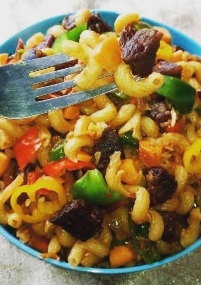 A picture of Macaroni jollof.