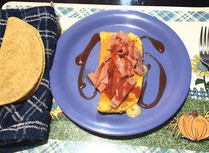 Una foto de Omelette con Cebollín y Queso Monterrey, acompañado con Jamón