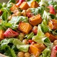 Ensalada de batata y garbanzos con aderezo de yogur
