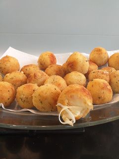 Una foto de Bolas de patata rellenas de queso