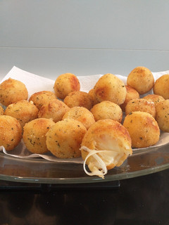 Una foto de Bolas de patata rellenas de queso