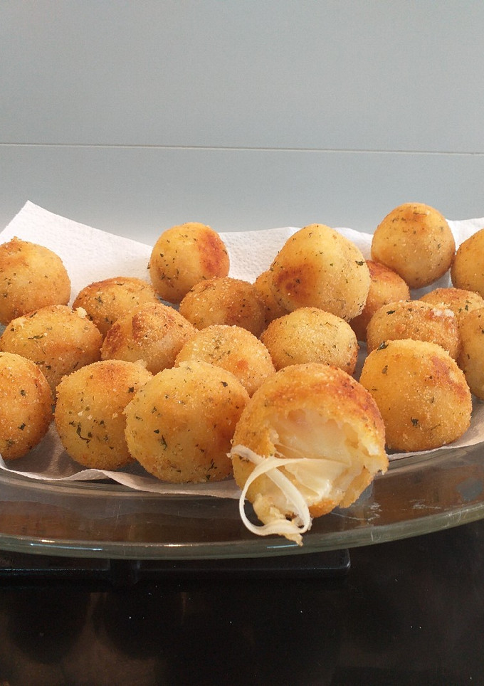 Una foto de Bolas de patata rellenas de queso
