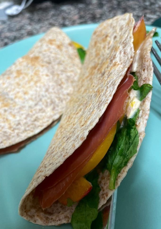 Una foto de Quesadilla de melocotón y queso de cabra