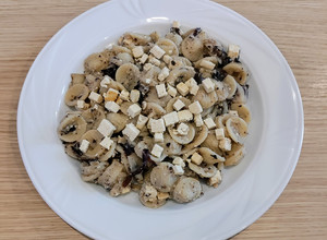 Foto di Orecchiette con pesto di fagioli radicchio e tofu croccante