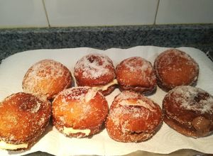Una foto de Donuts rellenos de crema pastelera y chocolate