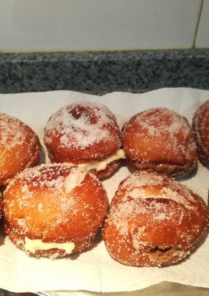 Una foto de Donuts rellenos de crema pastelera y chocolate