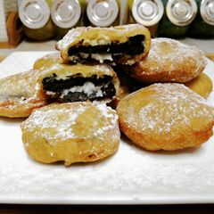 A picture of Fried oreos.