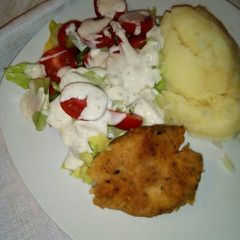 Mashed potatoes with green salad A picture of Mashed potatoes with green salad.