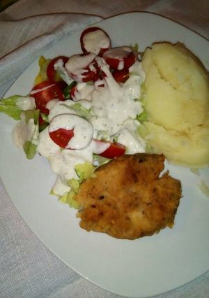 A picture of Mashed potatoes with green salad.