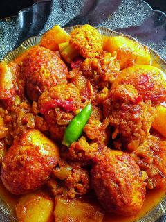 ফুলকপি আলু দিয়ে ডিমের ঝোল (foolkopi aloo diye dimer jhol recipe in Bengali) রেসিপির প্রধান ছবি