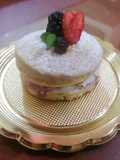 Scones dulces con mermelada de frutos rojos con queso Philadelphia