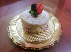 Una foto de Scones dulces con mermelada de frutos rojos con queso Philadelphia